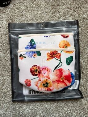 HydroJug Floral Neoprene Sleeve in White with Multicolor Flowers